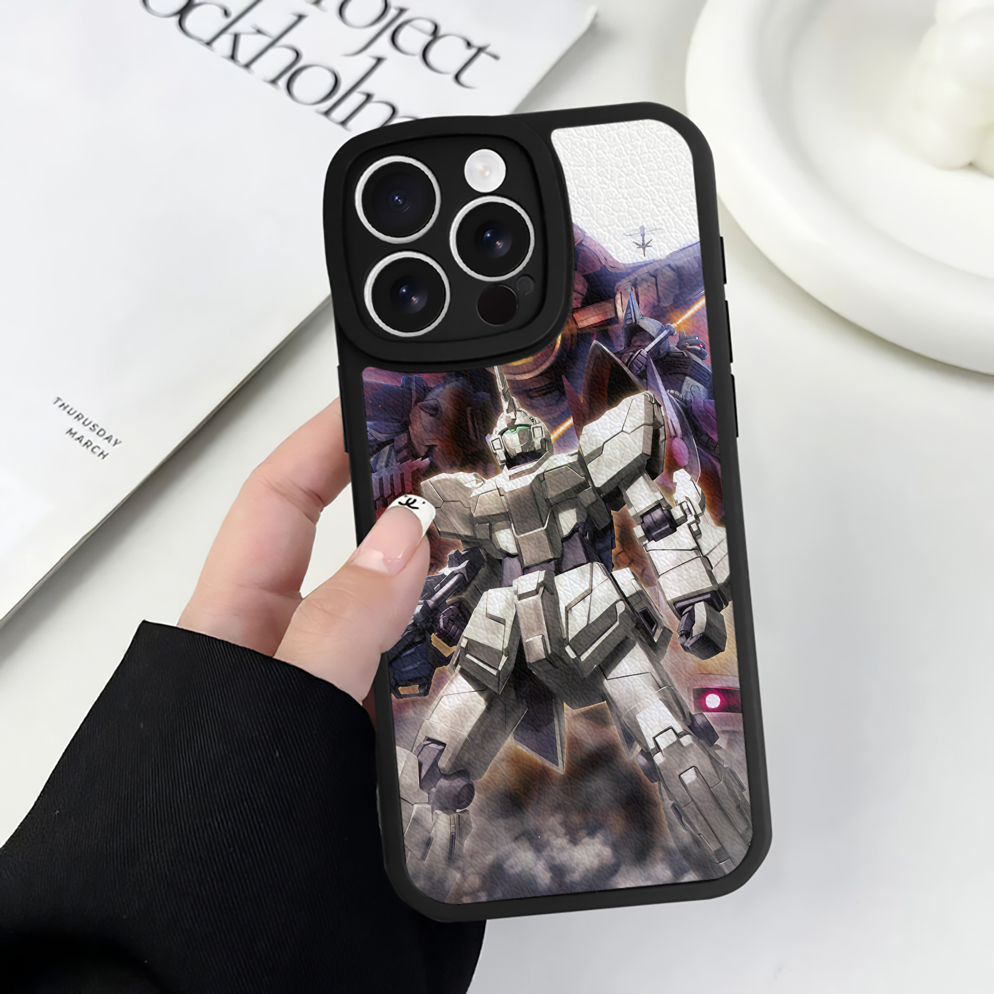 （画像用） 機動戦士ガンダム Mobile Suit Gundam 【iPhone 16シリーズ対応】シリコンスマホケース（レザー調） 材質：シリコン